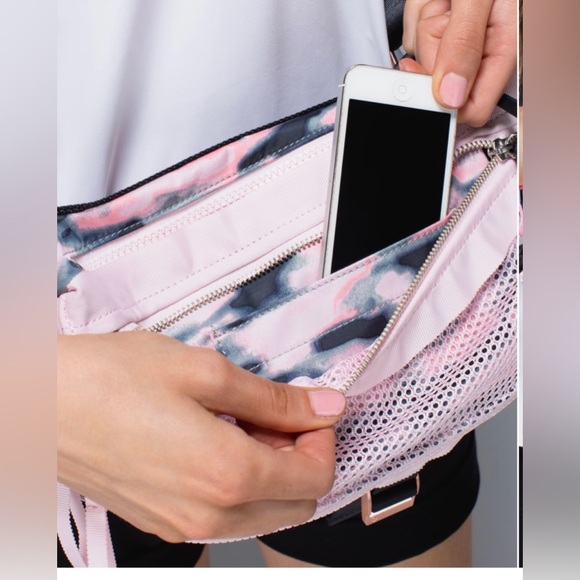 🦄 RARE HTF 🦄 Lululemon Go Lightly Bag Wamo Camo Barely Pink / Deep Coal - Picture 5 of 16